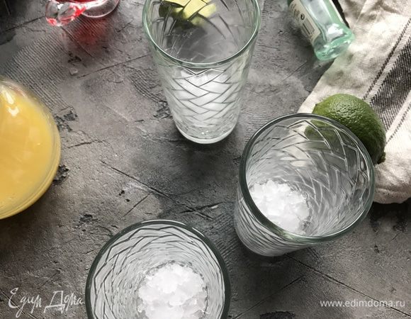 Возьмите стаканы хайбол, на дно выложите часть льда. 