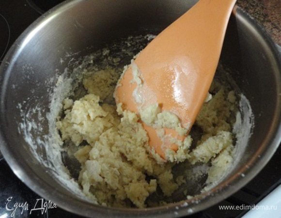 В 1 стакане кипящего молока заварить 100 г муки и быстро размешать деревянной ложкой, сняв с огня.