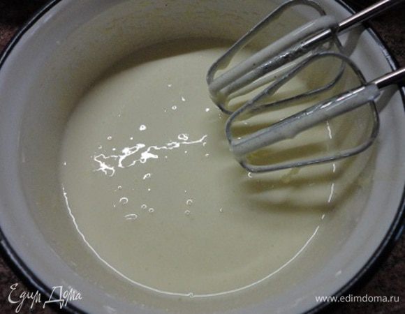 Приготовить заливку: желтки, сахар и соль взбить в однородную белую массу до растворения сахара.