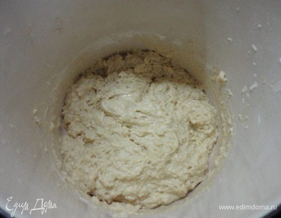 В подошедшую опару влить половину заливки, добавить 250 г муки, замесить тесто и дать подойти в течение часа.