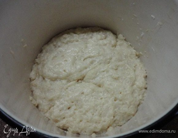 Через час влить вторую половину заливки, добавить остальную муку и вымесить тесто, чтобы оно отставало от руки.
В готовое тесто влить постепенно небольшими порциями теплое жидкое сливочное масло. Так удобнее вымешивать. Затем добавить пряности (у меня цедра) и коньяк (у меня лимончелло). Все еще раз хорошо вымесить и дать тесту подойти вторично.