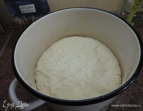 После вторичного подъема тесто осадить, добавить изюм и нарезанную мелкими кусочками курагу (все предварительно смешанное с небольшим количеством муки), перемешать и дать тесту подойти в третий раз.