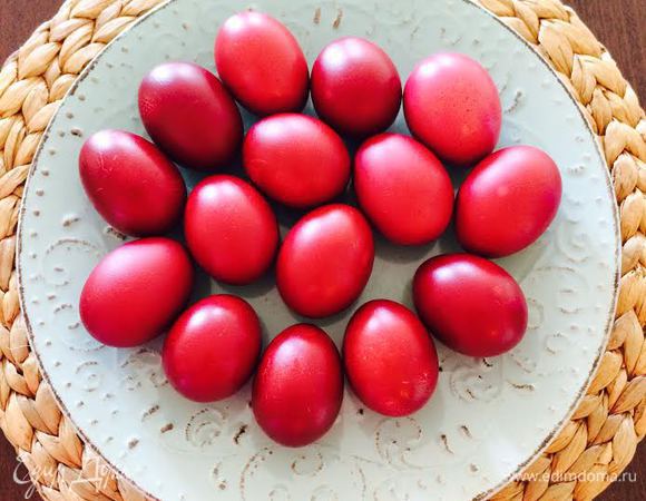 Готовые яйца аккуратно достать и для блеска смазать растительным маслом. Христос Воскрес!