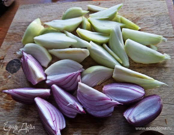 Лук очистить, крупно нарезать. Количество большое, так как мой маленького размера, и лук сильно ужаривается.