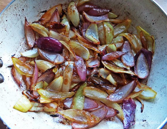 Жарить на маленьком огне до карамельно-золотистого цвета.