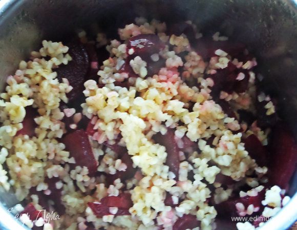 Высыпаем к нему свеклу.