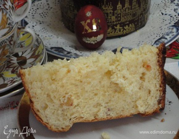 Выложить тесто в подготовленные формы, заполняя на половину, дать подняться и выпекать 30 минут при температуру 180°С. При необходимости накрыть верх бумагой, чтобы куличи не подгорели. Остывшие куличи украсит помадкой. Я просто смешиваю сахарную пудру с лимонным соком и посыпаю цветной посыпкой. И вот такой кулич в разрезе.