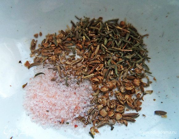 Растолочь с солью и перцем.