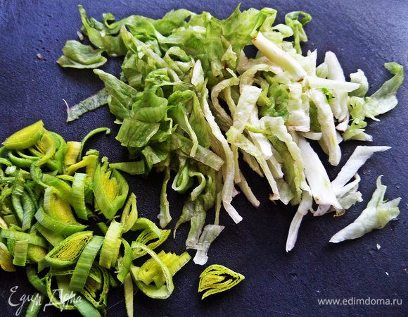 Из зелени порубить любые салатные листья и порей.