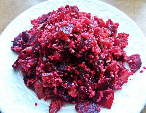 Выложить горкой теплый салат.