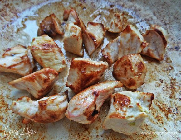 По желанию салат можно подать с курочкой. Для этого грудку нарезать на кубики и обжарить в масле.