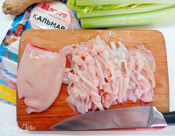 Кальмары ТМ «Магуро» помыть и нарезать соломкой. 