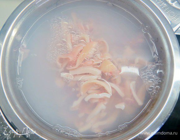 Проварить кальмары в кипятке 2 минуты. Дольше не надо, а то станут резиновыми.