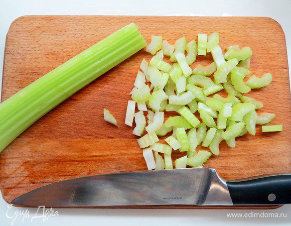Нарезать стебли сельдерея.