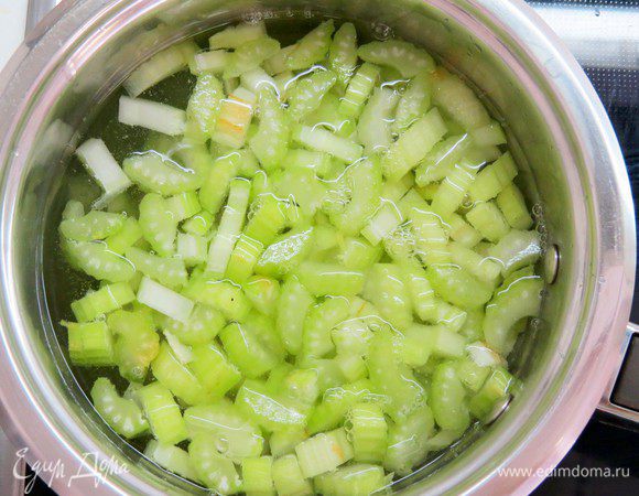Нарезанный сельдерей проварить 1 минуту в кипящей воде.