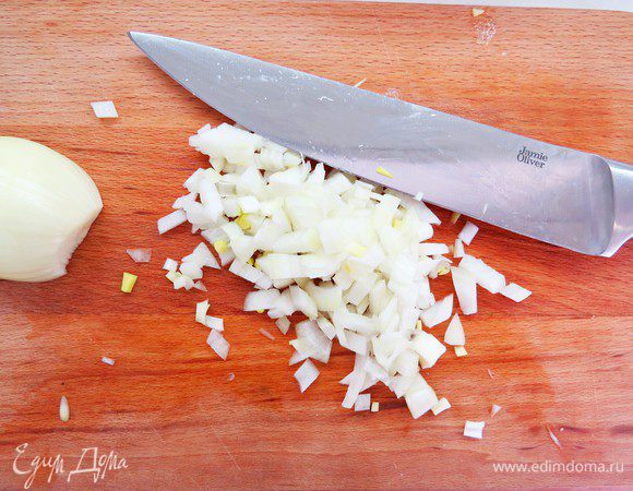Мелко порезать лук.