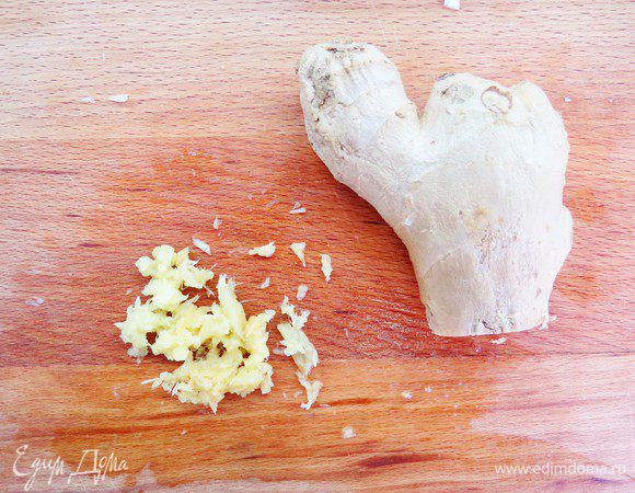Очистить корень имбиря и натереть на мелкой терке.