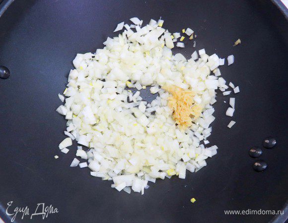 В воке разогреть растительное масло. Обжарить в нем натертый имбирь и лук до чуть золотистой прозрачности. 