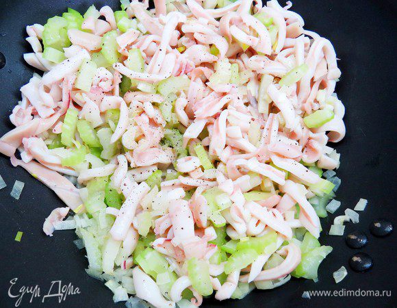 Добавить кальмары и сельдерей, пожарить минуты 2.