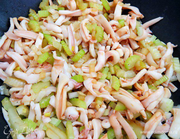 В конце добавить соевый соус, винный уксус, водку и душистый перец. При необходимости посолить.