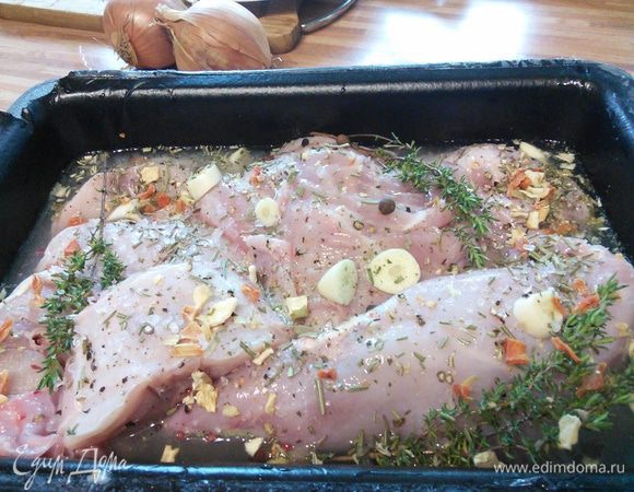 Для маринада смешать все ингредиенты. Кролика разделать на порционные кусочки, обмыть и поместить в маринад на 3 часа. Я еще добавила смесь сухих сельдерея, порея, моркови и т.д. Посолить и поперчить. 