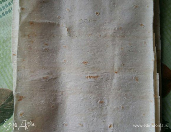 Лаваш режем на одинаковые пласты по размеру вашей формы. У меня получилось 5.