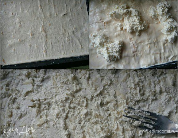 Берем форму с высокими бортиками и укладываем слоями: первый лист лаваша укладываем в форму и смазываем кефиром. Выкладываем творожно-сырную начинку. Следующий лист лаваша вымачиваем в кефире, аккуратно перенесем  его в форму. Сверху снова выкладываем начинку, затем снова вымоченный в кефире лаваш. 