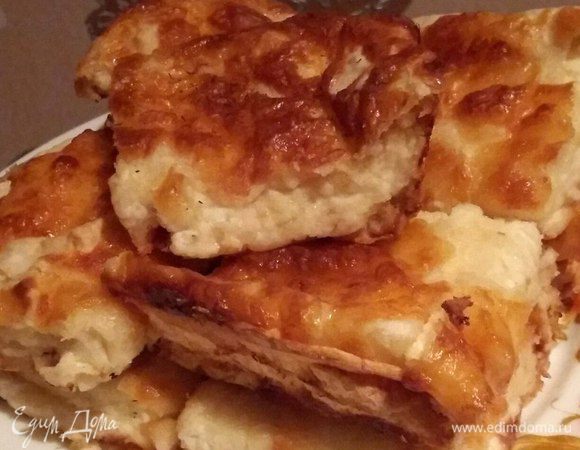 Немного остудим, нарежем на кусочки и подаем к столу.