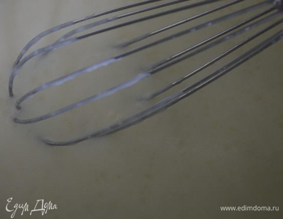 Для соуса молоко вскипятить.
Разогреть оливковое масло в кастрюле, обжарить на нем муку. Частями добавлять в кастрюлю горячее молоко, взбивая смесь венчиком и давая ей закипеть. По консистенции соус должен походить на жидкую сметану. Готовый соус посолить, добавить мускатный орех по вкусу.