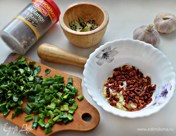 Растолките в ступке смесь перцев горошинами, лавровый лист (2 небольших или один крупный) и 2 бутона гвоздики. Добавьте к смеси соль, сахар, мед, хлопья паприки, измельченный чеснок, зелень мелко порежьте. По желанию можно добавить пару веточек кинзы.