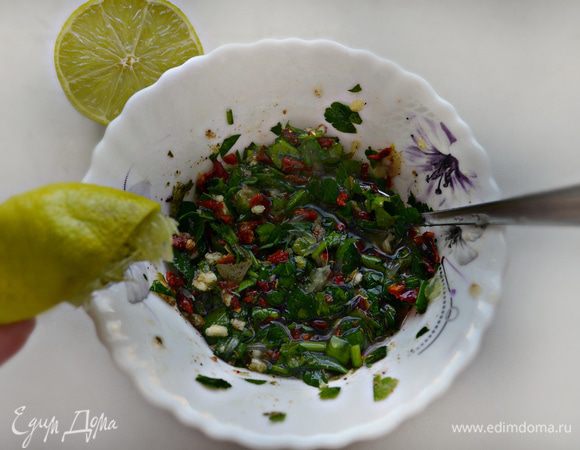 Зелень смешайте со смесью пряностей, выжмите туда же сок половины лайма и перемешайте.