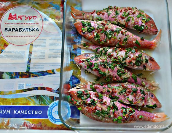 Полейте рыбу маринадом и тщательно вотрите все специи. Желательно оставить рыбу на 20-30 мин для пропитки. Затем поставьте выпекаться в разогретую до 200°С духовку на 30 мин.