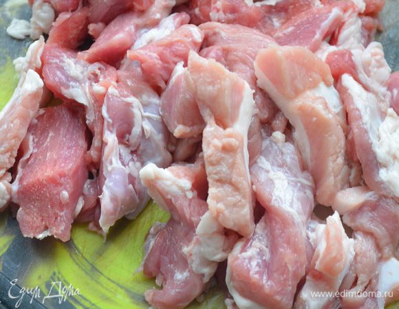 Свинину нарезать на тонкие полоски.