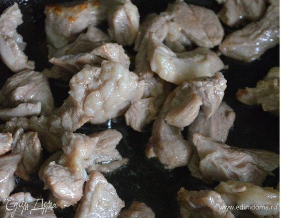 Обжарить свинину на растительном масле на большом огне в течение 4–5 мин до готовности и образования золотистой корочки.