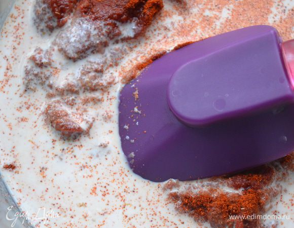 Отдельно в чаше смешать специи, томатную пасту, сливки. Влить соус к свинине, прогреть на небольшом огне, помешивая, в течение 2 минут до закипания сливок.