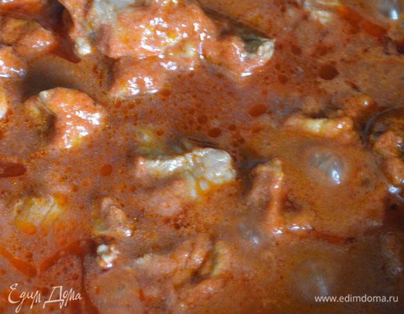 Вино вливать постепенно малыми порциями, помешивая. Вливать новую порцию только тогда, когда предыдущая впитается.