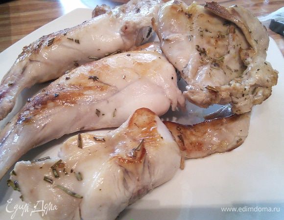 Кусочки кролика достать из маринада, обмакнуть салфеткой и обжарить на разогретом масле до золотистой корочки. Отложить в сторону. 