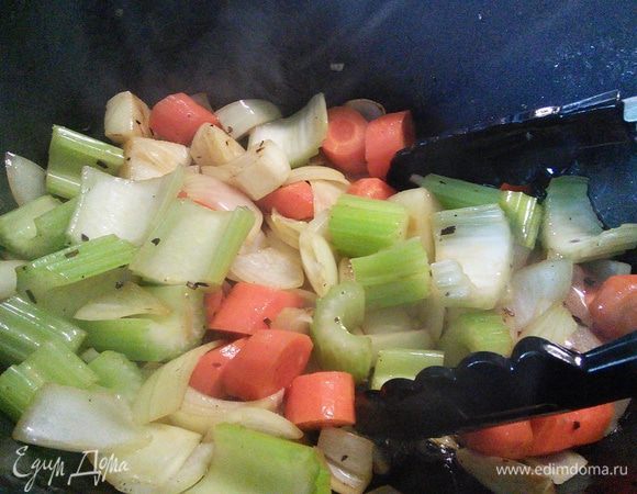 Когда обжарено все мясо, в этой же кастрюле обжарить овощи. По необходимости добавить масло. 