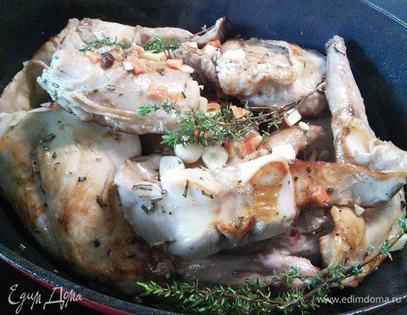 Выложить кролика к овощам, влить маринад, тушить 1,5 часа, иногда аккуратно помешивать. 