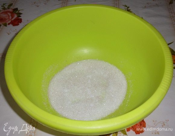 В чашку высыпаем сахар и дрожжи. Перемешиваем сухой ложкой.