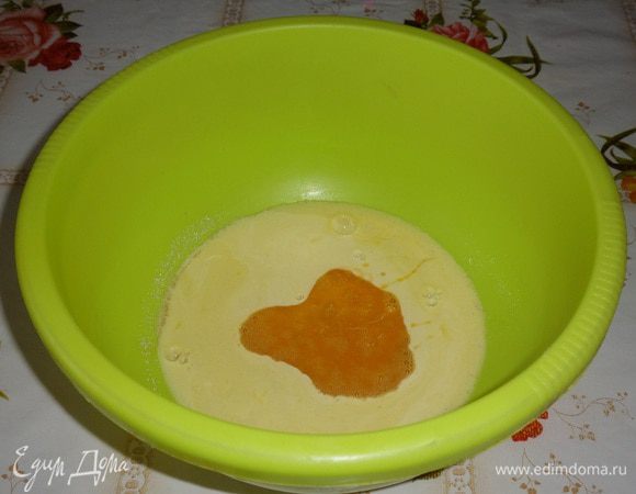 В чашку к сахарно-дрожжевой массе добавляем растопленное (остуженное до комнатной температуры) сливочное масло и яичные желтки. Хорошо перемешиваем.