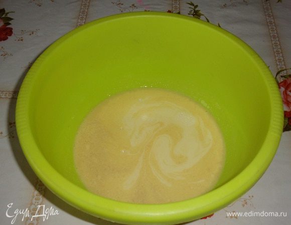 Добавляем теплое молоко. Перемешиваем .