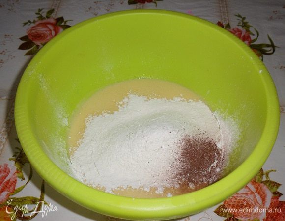 Добавляем просеянную муку и щепотку корицы.