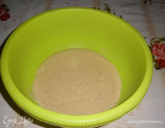 Замешиваем тесто. Тесто получается жидковатое. Накрываем чашку. Оставляем в теплом месте на 30–40 минут.