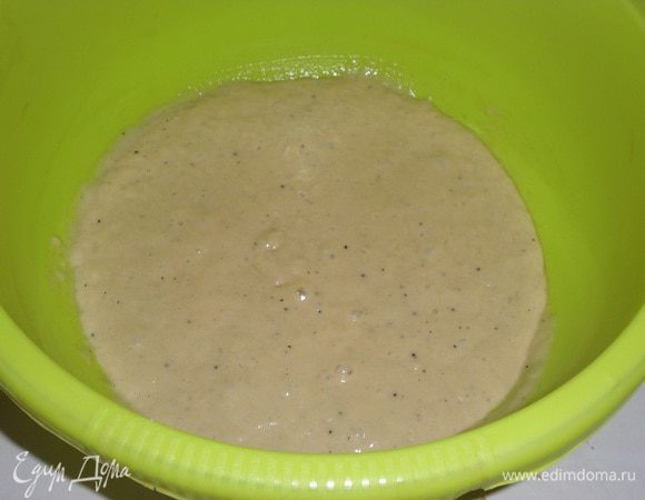 Тесто через 40 минут. На поверхности появляются пузырьки.