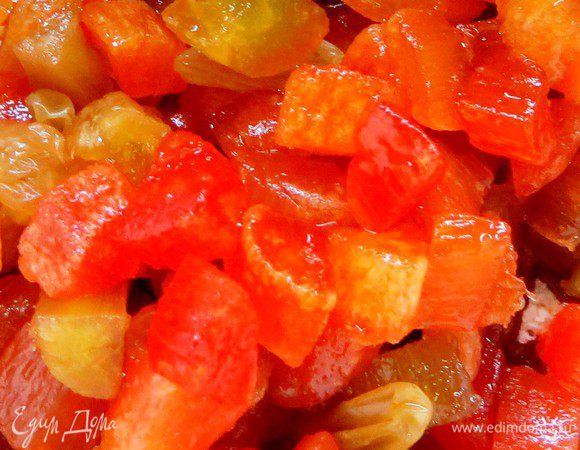 Цукаты заранее помыть и замочить в яблочном соке с добавлением коньяка (по желанию).
