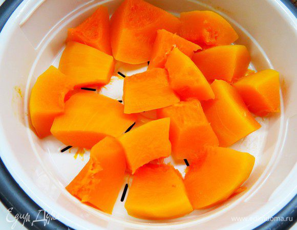 Тыкву помыть, почистить и отварить до мягкости (я варила на пару в пароварке).