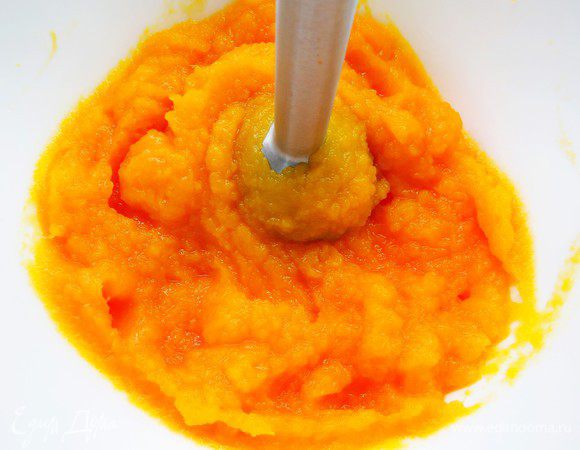 Пробить отваренную тыкву блендером до однородности или протереть через сито. Отвесить 150 г. 