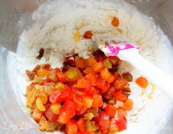 Замесить тесто, добавить цукаты, еще раз хорошо вымесить тесто и поставить в теплое место. Тесто должно подняться в 2 раза.