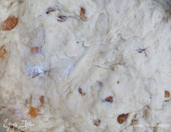 После того как тесто поднялось и увеличилось в 2 раза (на это уйдет час-полтора), тесто нужно обмять и разложить в формы, заполнив их наполовину. Дать куличам расстояться, тесто должно подняться почти до верха. У меня получилось 2 кулича диаметром 12 см и высотой 10 см. Выпекать при температуре 180°C до готовности около 35–40 мин. Проверяйте готовность деревянной шпажкой (духовки все разные). 